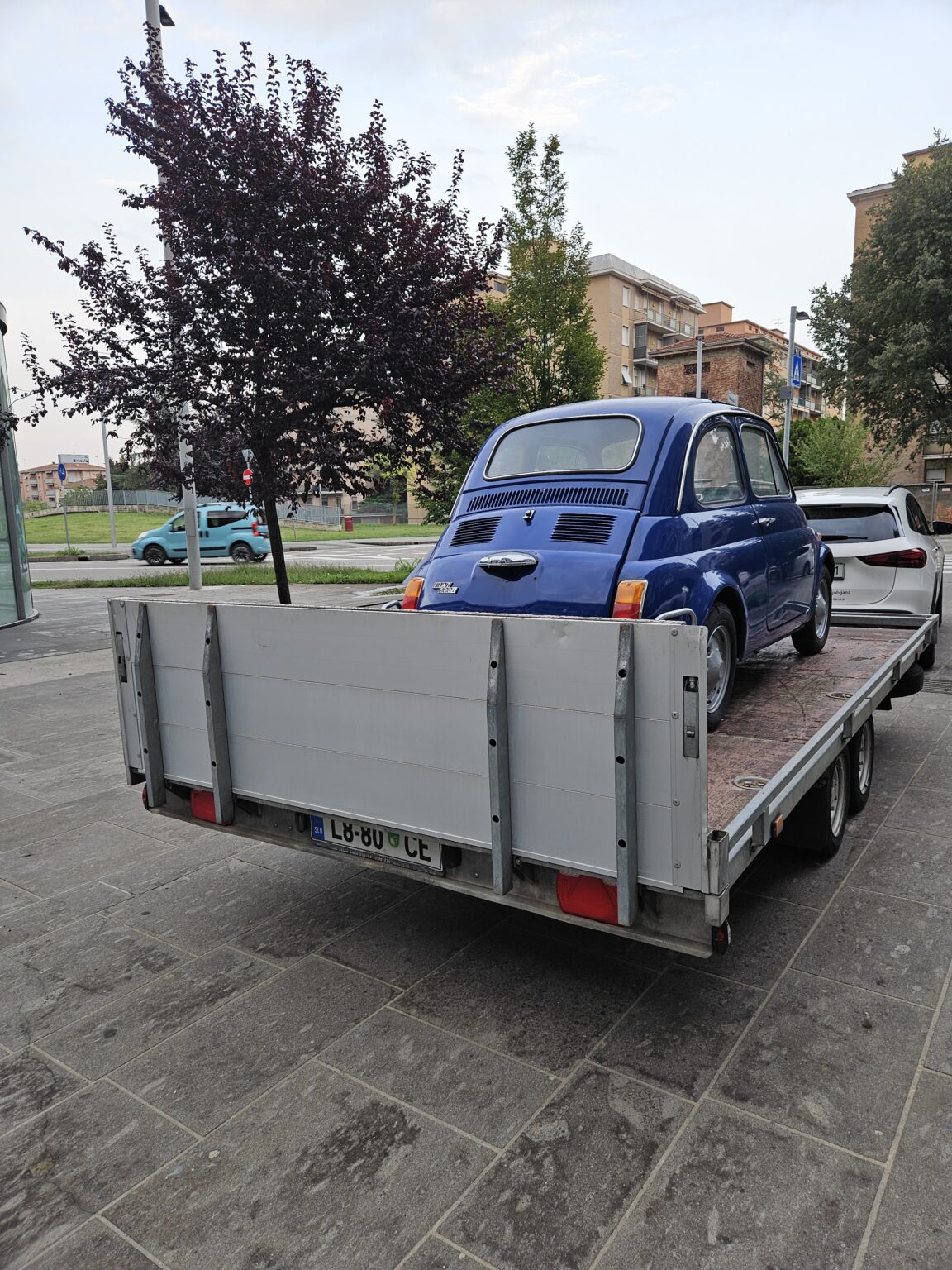 Luigi Aperitivo mobilni bar na poti – modri Fiat 500 pripravljen, da prinese italijanski aperitivo na dogodke kjerkoli v Sloveniji.