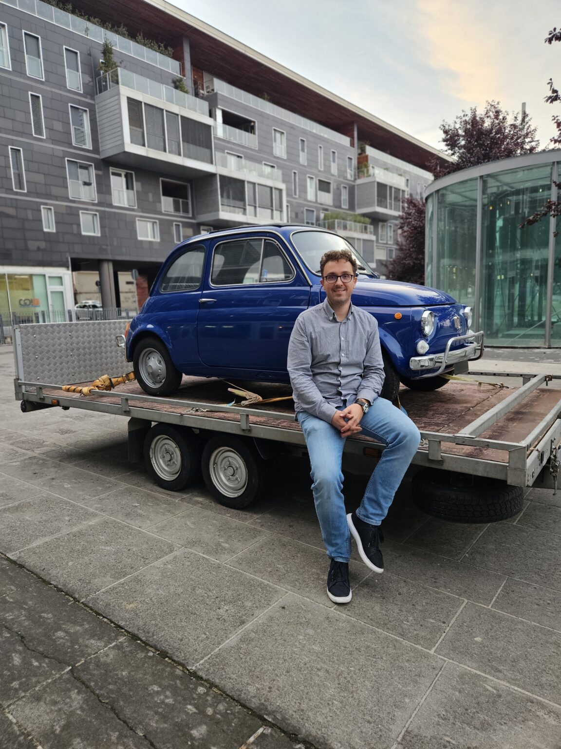 Boštjan Mišič, ustanovitelj Luigi Aperitivo mobilnega bara – ob klasičnem Fiatu 500, ki ga je preoblikoval v unikatni bar za dogodke.