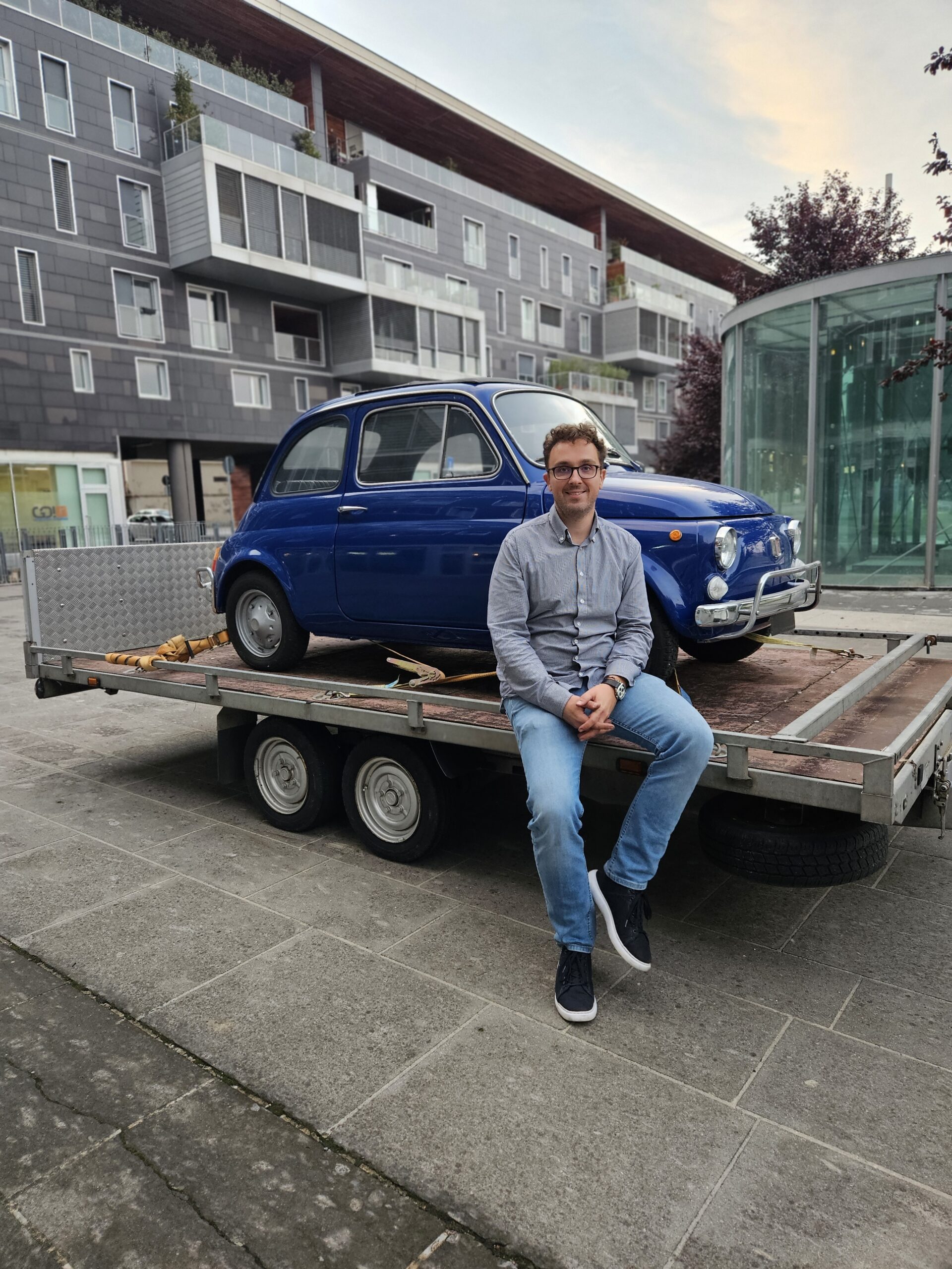 Boštjan Mišič, ustanovitelj Luigi Aperitivo mobilnega bara – ob klasičnem Fiatu 500, ki ga je preoblikoval v unikatni bar za dogodke.