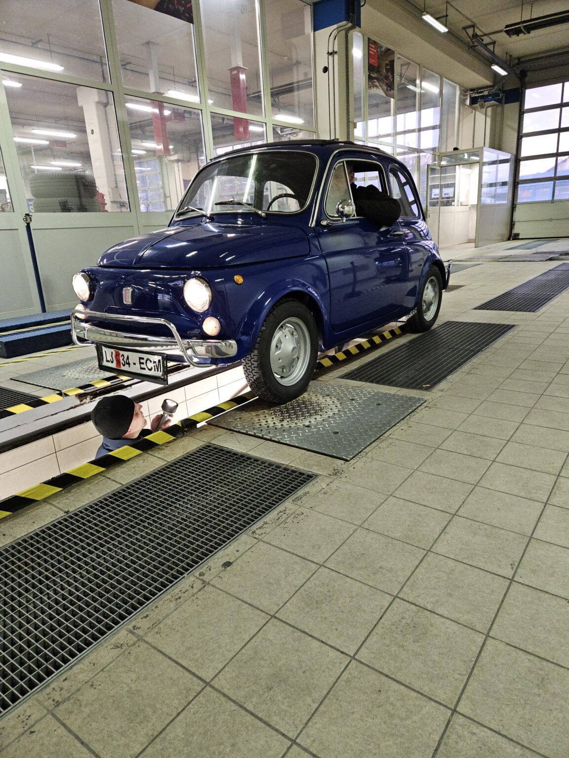 Luigi Aperitivo – klasični Fiat 500 med obnovo in vzdrževanjem, pripravljen za dogodke in mobilni bar po Sloveniji.