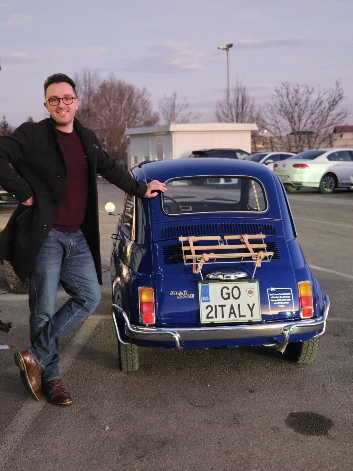 Boštjan Mišič, ustanovitelj Luigi Aperitiva, ob klasičnem Fiatu 500 – ustvarjalec unikatnega mobilnega bara, ki prinaša italijanski šarm na dogodke po Sloveniji.