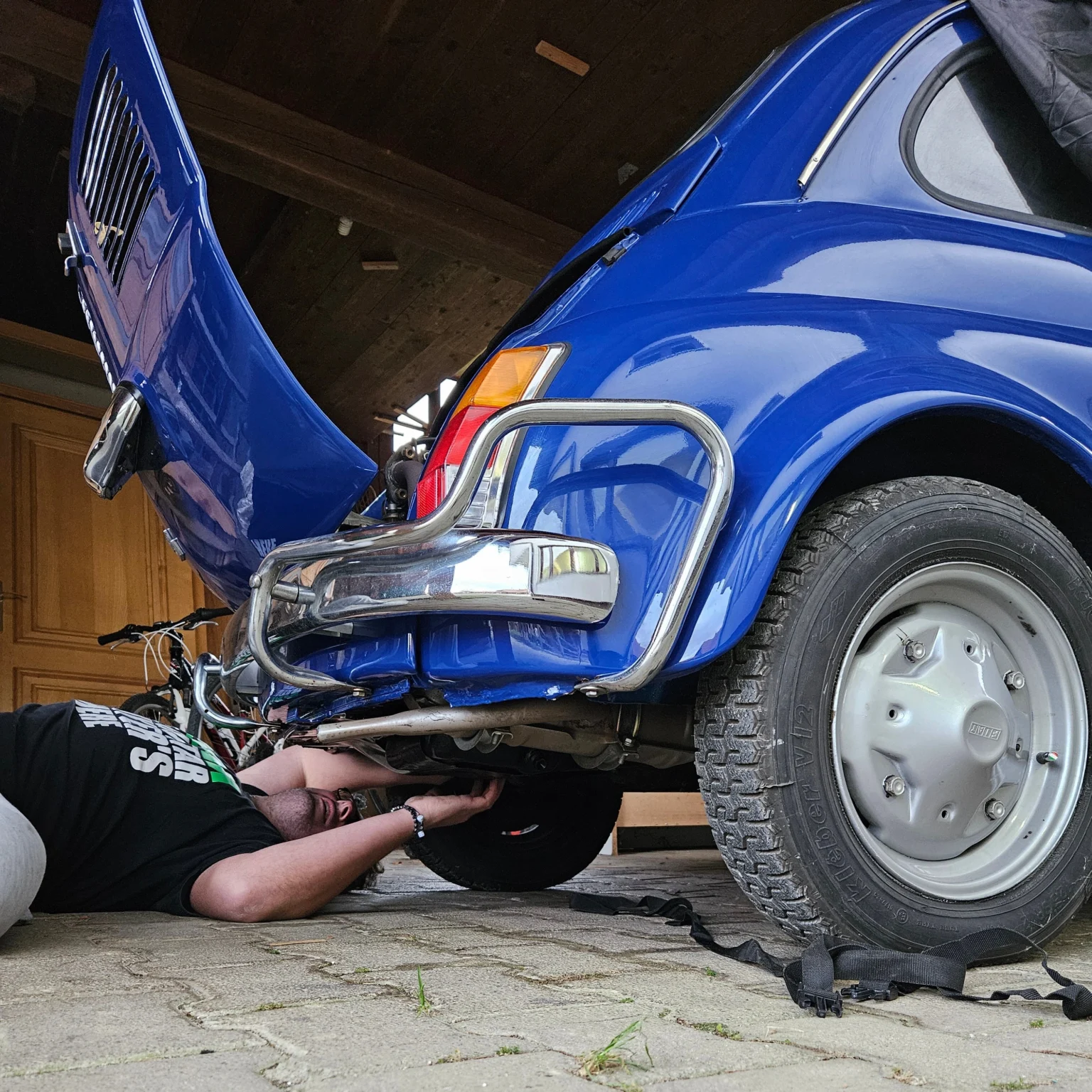 Luigi Aperitivo – klasični Fiat 500 med obnovo, ročno restavriran in pripravljen za preobrazbo v mobilni bar z italijanskim šarmom.
